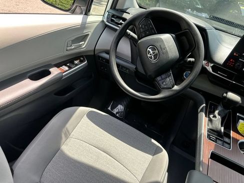 Used 2024 Toyota Sienna LE AWD/4WD image 21