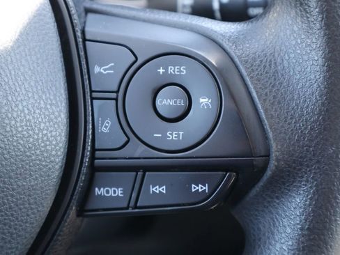 Used 2020 Toyota RAV4 XLE w/ Convenience Package FWD image 6