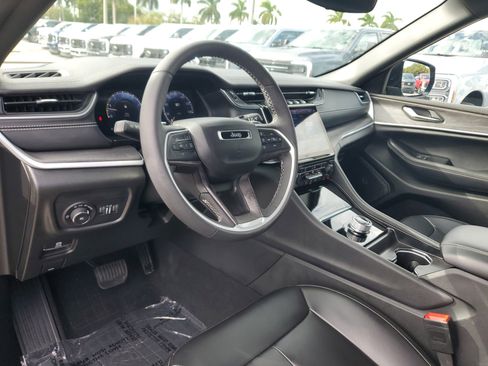 Used 2024 Jeep Grand Cherokee Limited w/ Black Appearance Package image 9