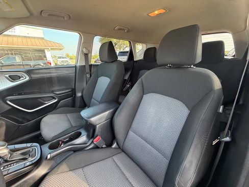 Used 2023 Kia Soul LX w/ LX Technology Package FWD image 16