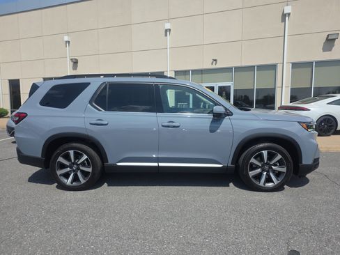 Used 2025 Honda Pilot Touring image 4