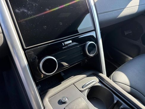 Used 2025 Land Rover Discovery S image 15