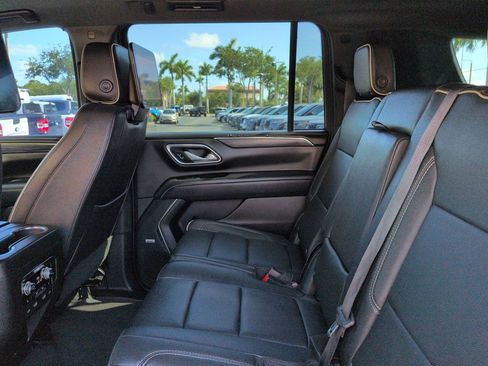 Used 2023 GMC Yukon XL SLT w/ SLT Luxury Package AWD/4WD image 14