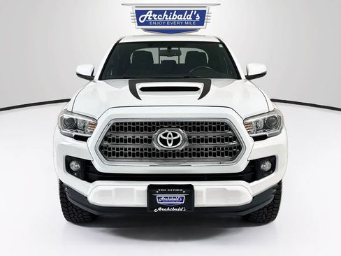 Used 2017 Toyota Tacoma TRD Sport AWD/4WD image 2