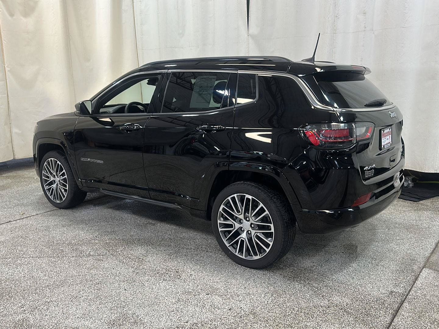 Certified 2023 Jeep Compass Limited w/ Elite Group AWD/4WD image 3