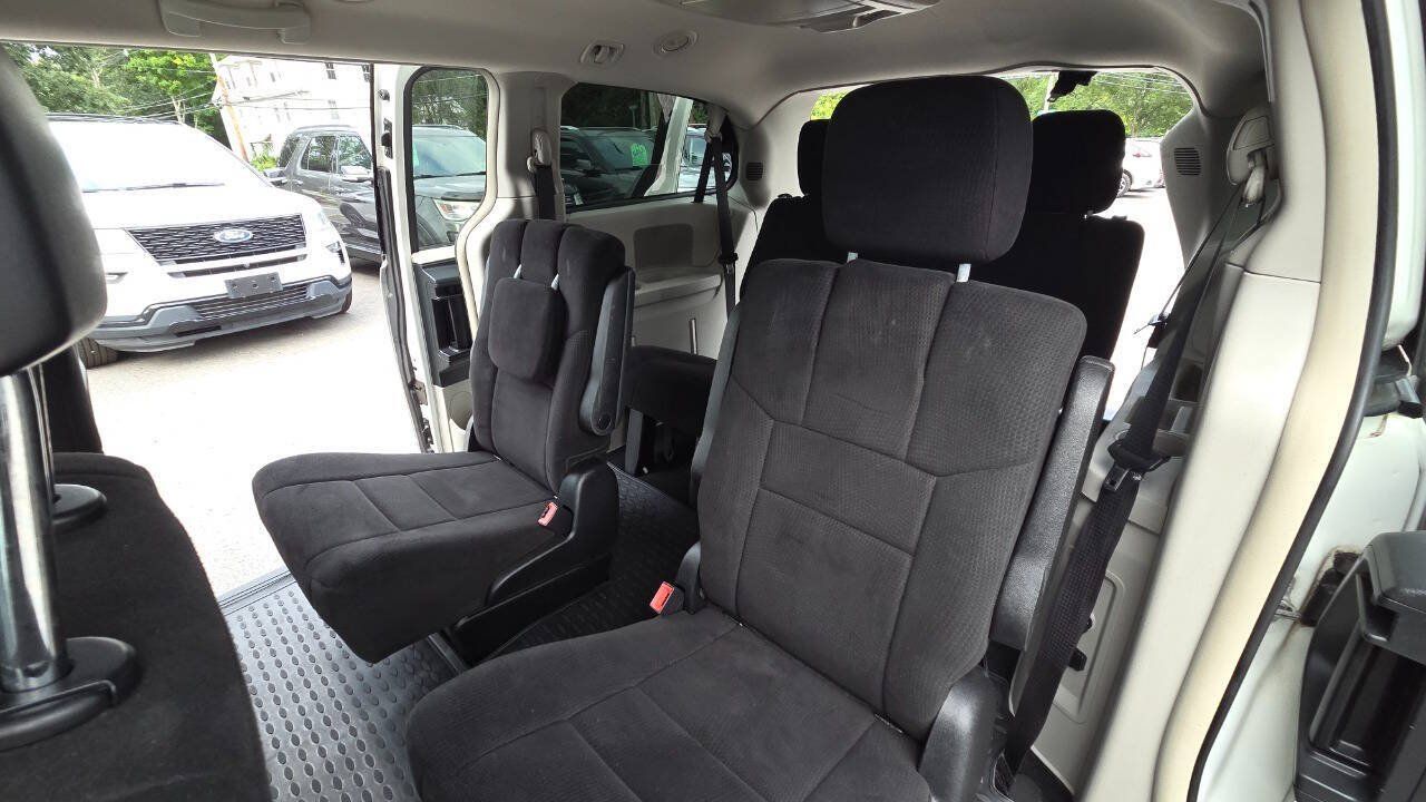 Used 2011 Chrysler Town & Country Touring FWD image 34