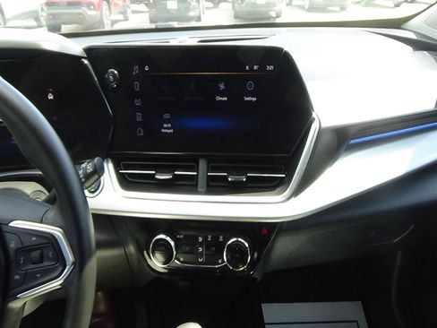 Used 2025 Chevrolet Trax LT w/ LT Convenience Package FWD image 23