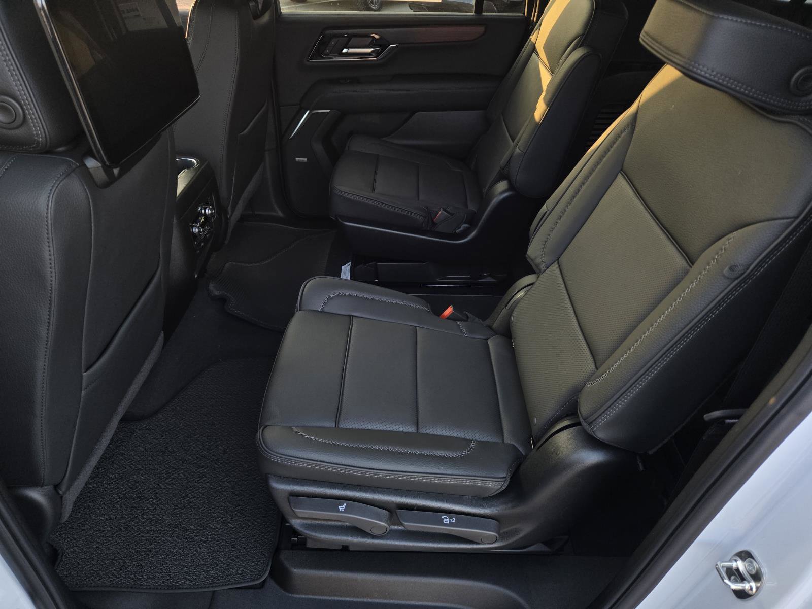 New 2026 GMC Yukon XL Denali w/ Denali Reserve Package AWD/4WD image 4