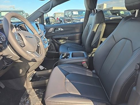 New 2026 Chrysler Pacifica Select image 21