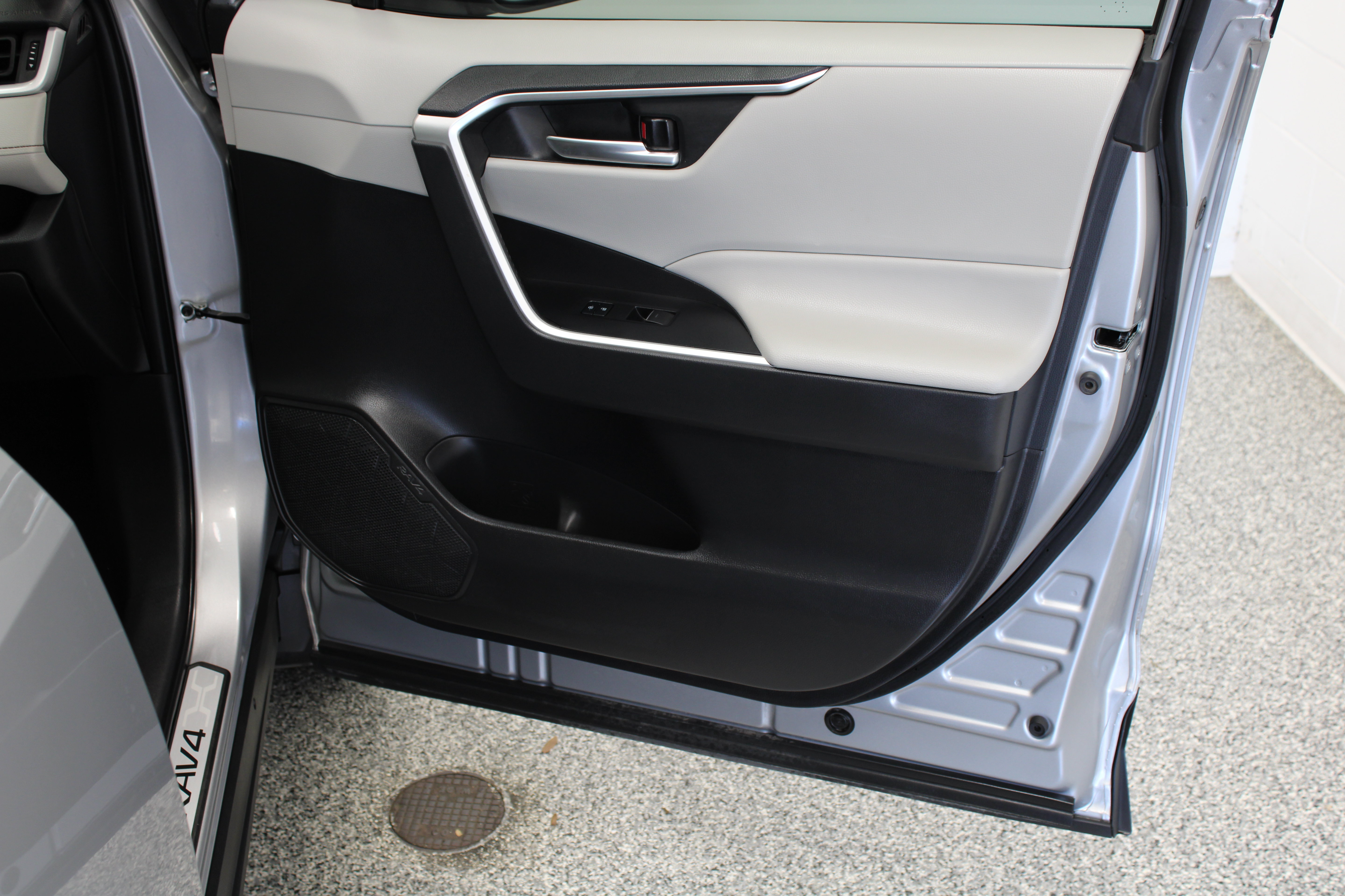 Used 2023 Toyota RAV4 XLE Premium FWD image 36