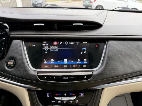 Used 2018 Cadillac XT5 FWD image 16