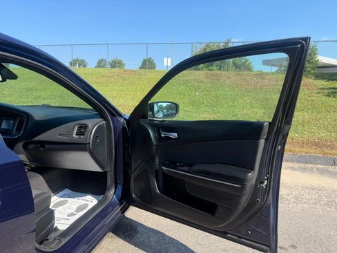 Used 2015 Dodge Charger SE RWD image 9