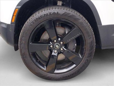 New 2024 Land Rover Defender 110 SE image 10