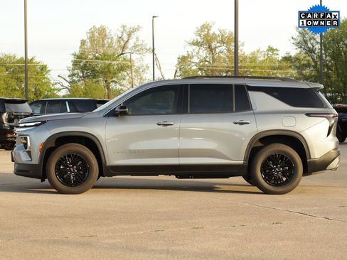 Used 2024 Chevrolet Traverse LT w/ Trailering Package FWD image 4