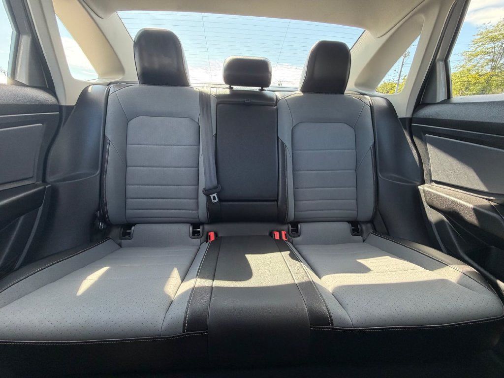 Used 2025 Volkswagen Jetta SE FWD image 18