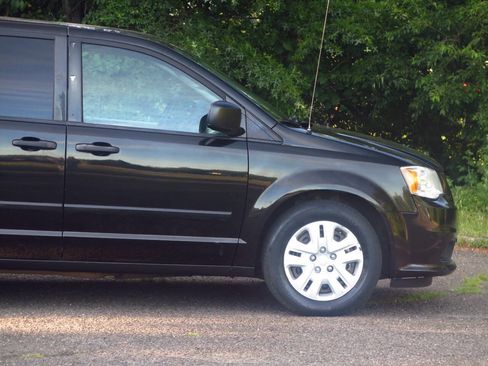 Used 2015 Dodge Grand Caravan American Value Package w/ UConnect Hands-Free Group FWD image 12