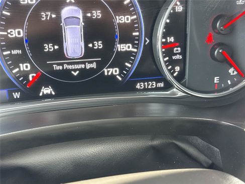 Used 2023 Chevrolet Traverse Premier FWD image 39