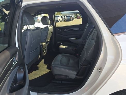 Used 2023 Buick Enclave Essence image 3