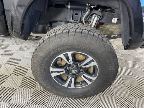 Used 2018 Toyota Tacoma TRD Sport w/ Technology Package AWD/4WD image 22