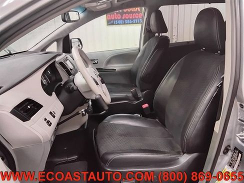 Used 2014 Toyota Sienna SE FWD image 10