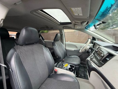 Used 2011 Toyota Sienna SE image 27