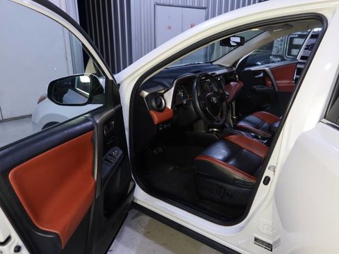 Used 2014 Toyota RAV4 Limited image 18