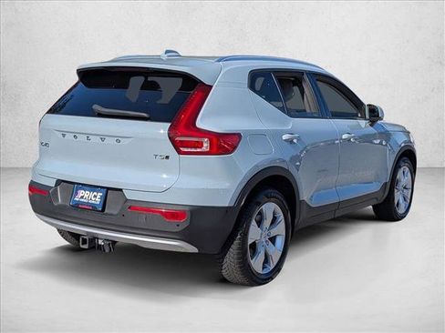 Used 2019 Volvo XC40 T5 Momentum image 5