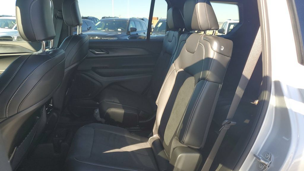 Used 2025 Jeep Grand Cherokee L Altitude AWD/4WD image 16