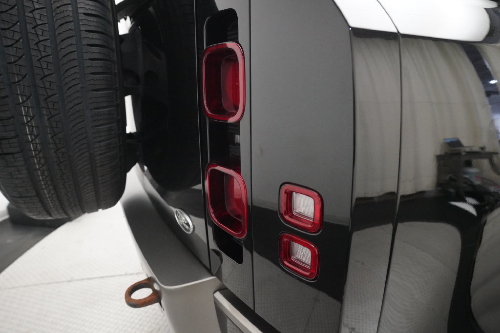 Used 2022 Land Rover Defender 90 X-Dynamic S AWD/4WD image 31