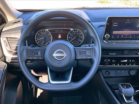 Used 2024 Nissan Rogue SV image 5