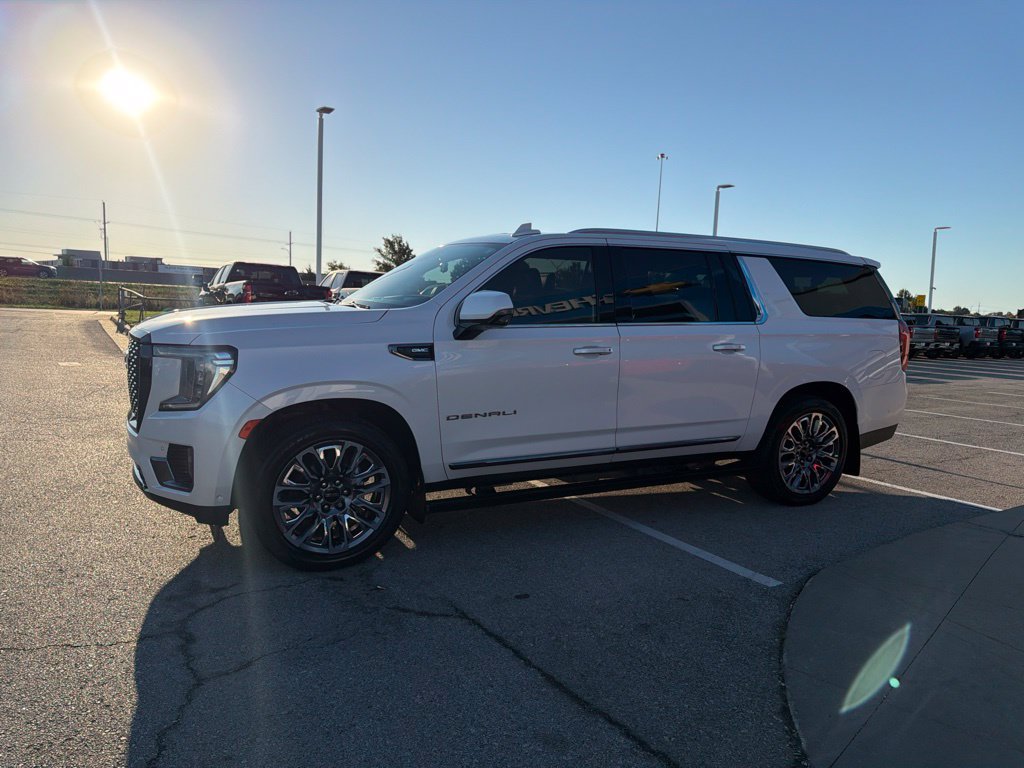 Used 2023 GMC Yukon XL Denali Ultimate AWD/4WD image 5