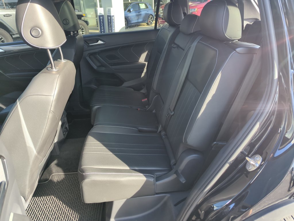 Certified 2023 Volkswagen Tiguan SE R-Line FWD image 30