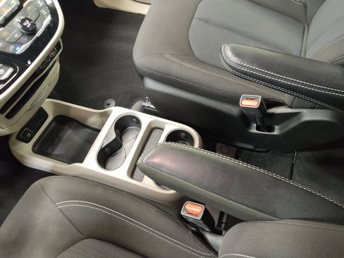 Used 2023 Chrysler Voyager LX FWD image 26