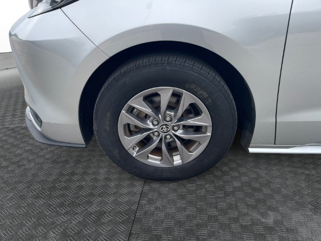 Used 2024 Toyota Sienna LE AWD/4WD image 14
