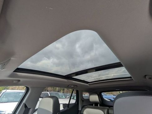 Used 2023 GMC Terrain SLT w/ Infotainment Package II image 19