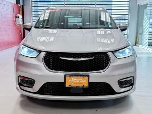 Used 2023 Chrysler Pacifica Touring-L FWD image 13