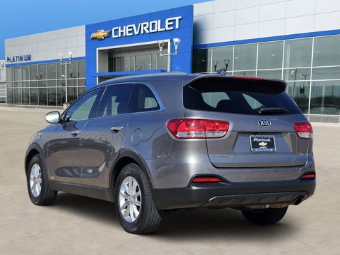 Used 2018 Kia Sorento LX image 4