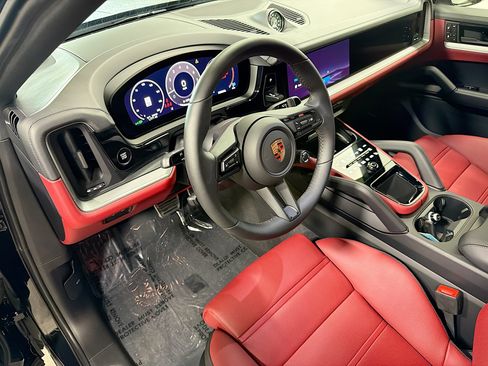 Certified 2026 Porsche Cayenne S AWD/4WD image 4