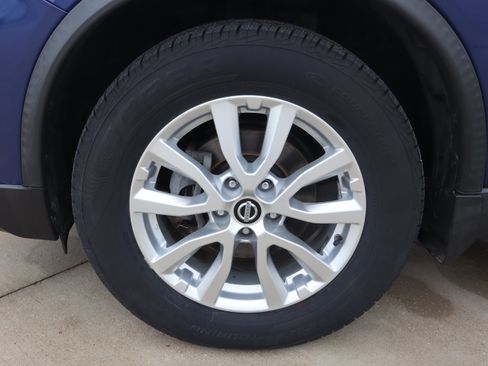 Used 2017 Nissan Rogue SV AWD/4WD image 24