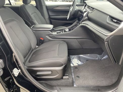 Used 2024 Jeep Grand Cherokee Laredo image 27