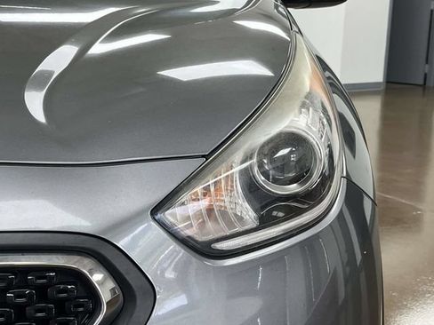 Used 2017 Kia Niro EX FWD image 9