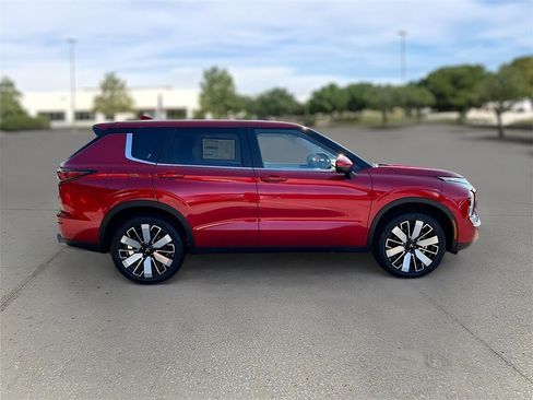 New 2025 Mitsubishi Outlander SE image 8