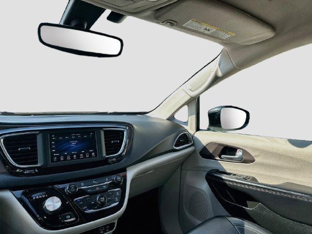 Used 2018 Chrysler Pacifica Touring-L w/ Tire & Wheel Group FWD image 23