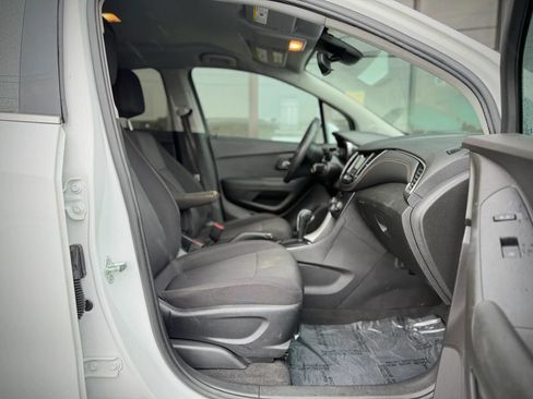 Used 2018 Chevrolet Trax LT AWD/4WD image 17