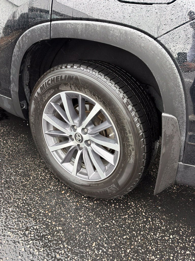 Used 2019 Toyota Highlander XLE AWD/4WD image 3