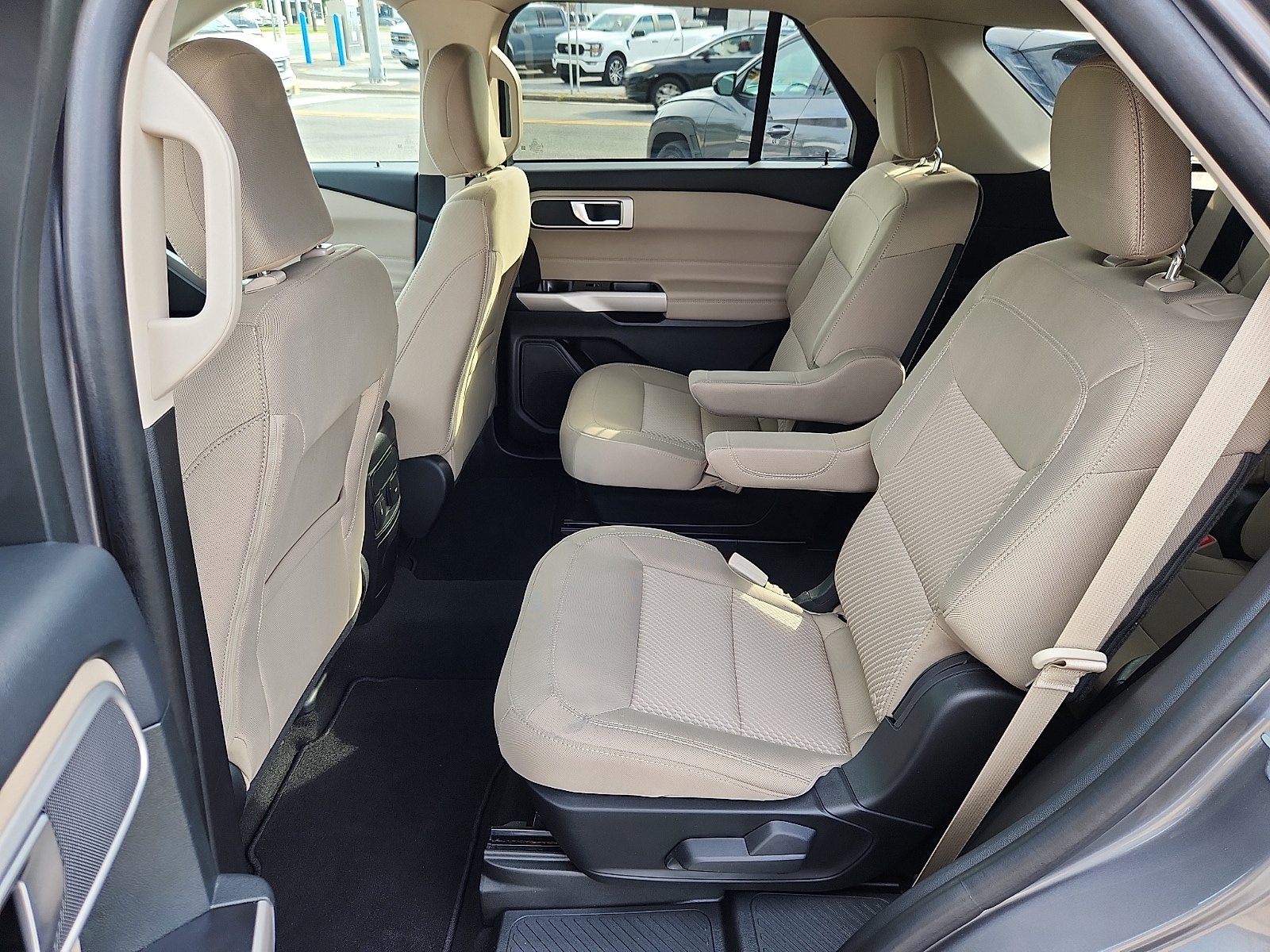 Used 2023 Ford Explorer XLT AWD/4WD image 10