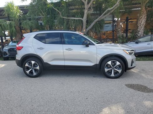Used 2025 Volvo XC40 B5 Plus AWD/4WD image 4