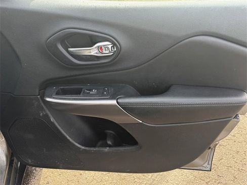Certified 2019 Jeep Cherokee Limited image 13