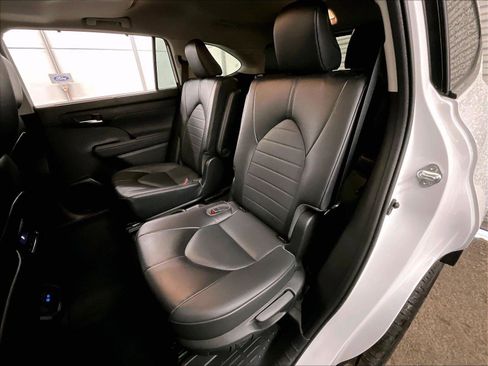 Used 2022 Toyota Highlander XLE AWD/4WD image 25