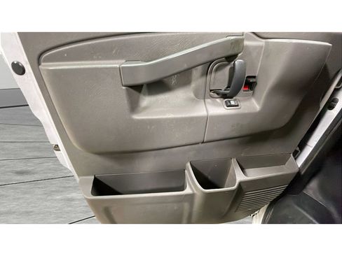 Used 2018 GMC Savana 2500 w/ Driver Convenience Package image 9